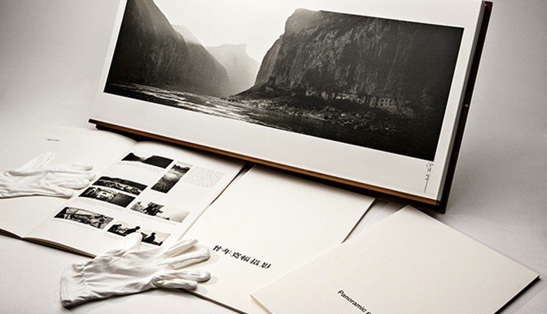 This amazing case contains, outside of a selection of 60 of the best panoramic images of the artist, three text booklets (one in each language : English, Chinese, French), a wood stand to present the portfolio, and a pair of gloves to handle the prints.