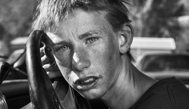 In 2015, Robin de Puy travelled across America on a motorcycle, she discovered Randy. He rode past &ndash; fast &ndash; but in the split second she saw him she knew: she had to find out who this boy was.